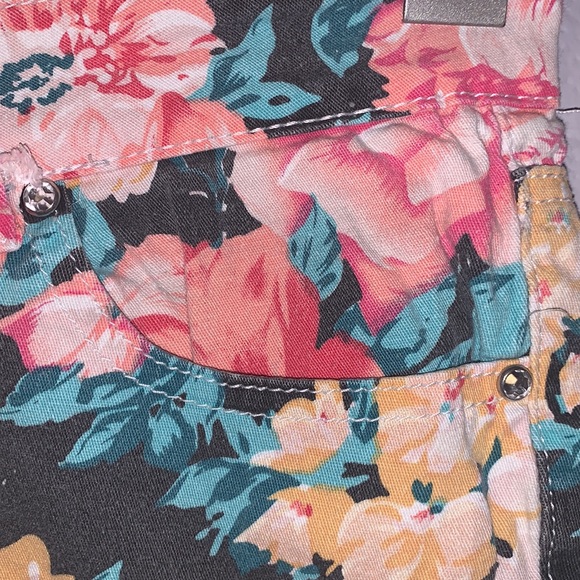 I&P vintage jewel buttons floral jean shorts - Picture 5 of 8